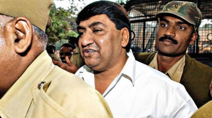 Abdul Karim Telgi escorted by police amid stamp paper scam investigation