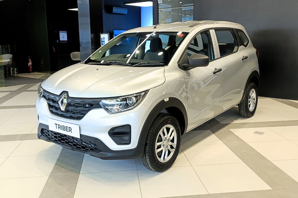 Front view of the 2025 Renault Triber Facelift showcasing bold grille, LED DRLs, and new alloy wheels.