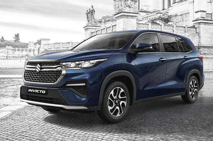 Front view of Maruti Invicto 2025 showcasing bold fascia with chrome accents and hybrid badging
