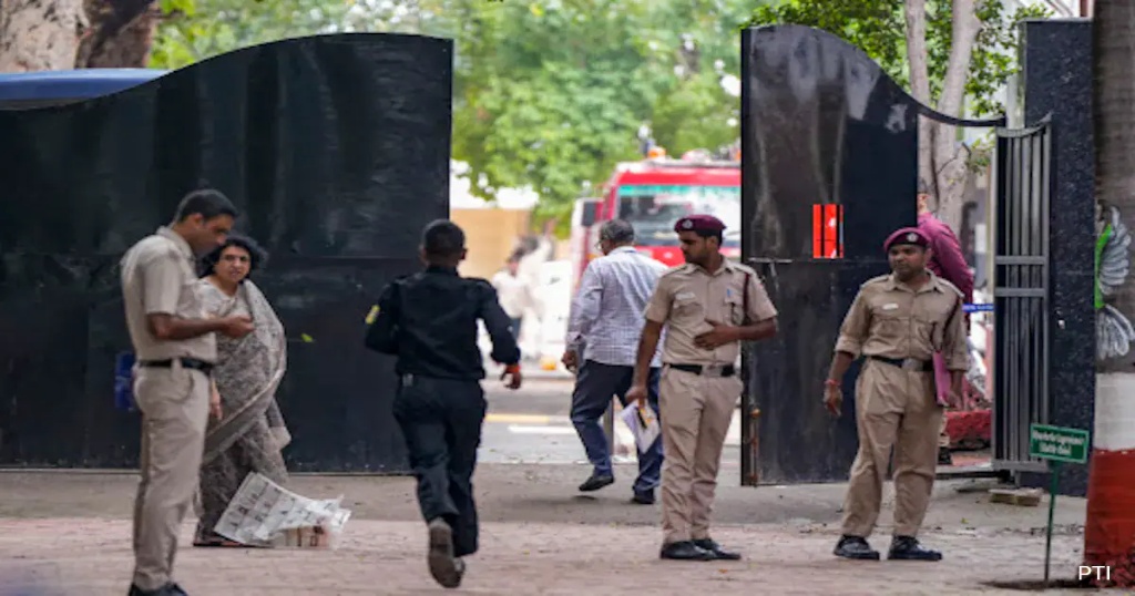 delhi school bomb threat