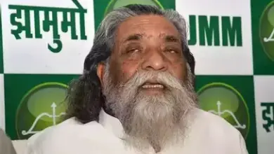 Shibu Soren speaking at a political gathering in Jharkhand.